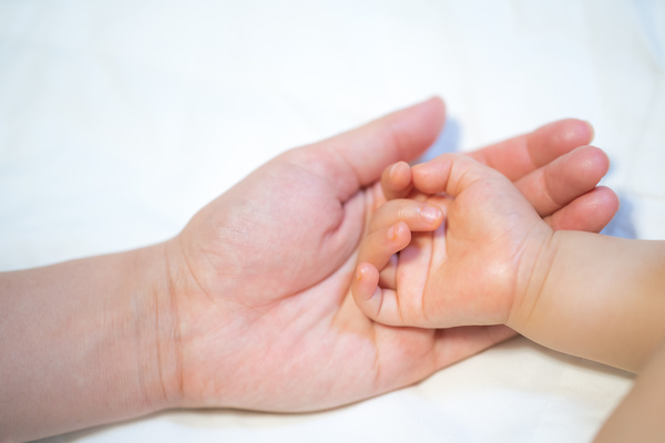 赤ちゃんの小さい手と大人の手