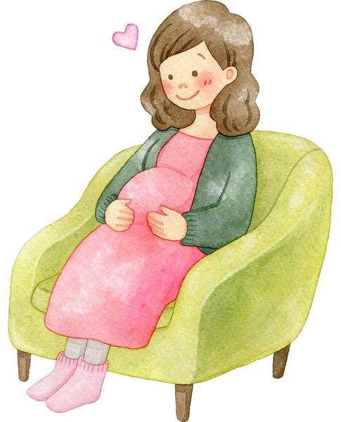 ソファでリラックスする臨月の妊婦